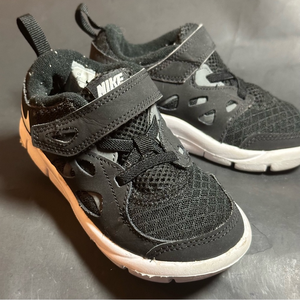 Nike Kids Black Sneakers with Velcro Strap and White Midsole Size 8C. Pre-owned